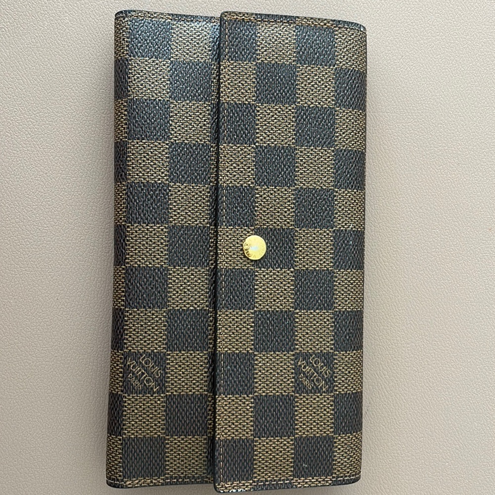 Luis Vuitton wallet gently used